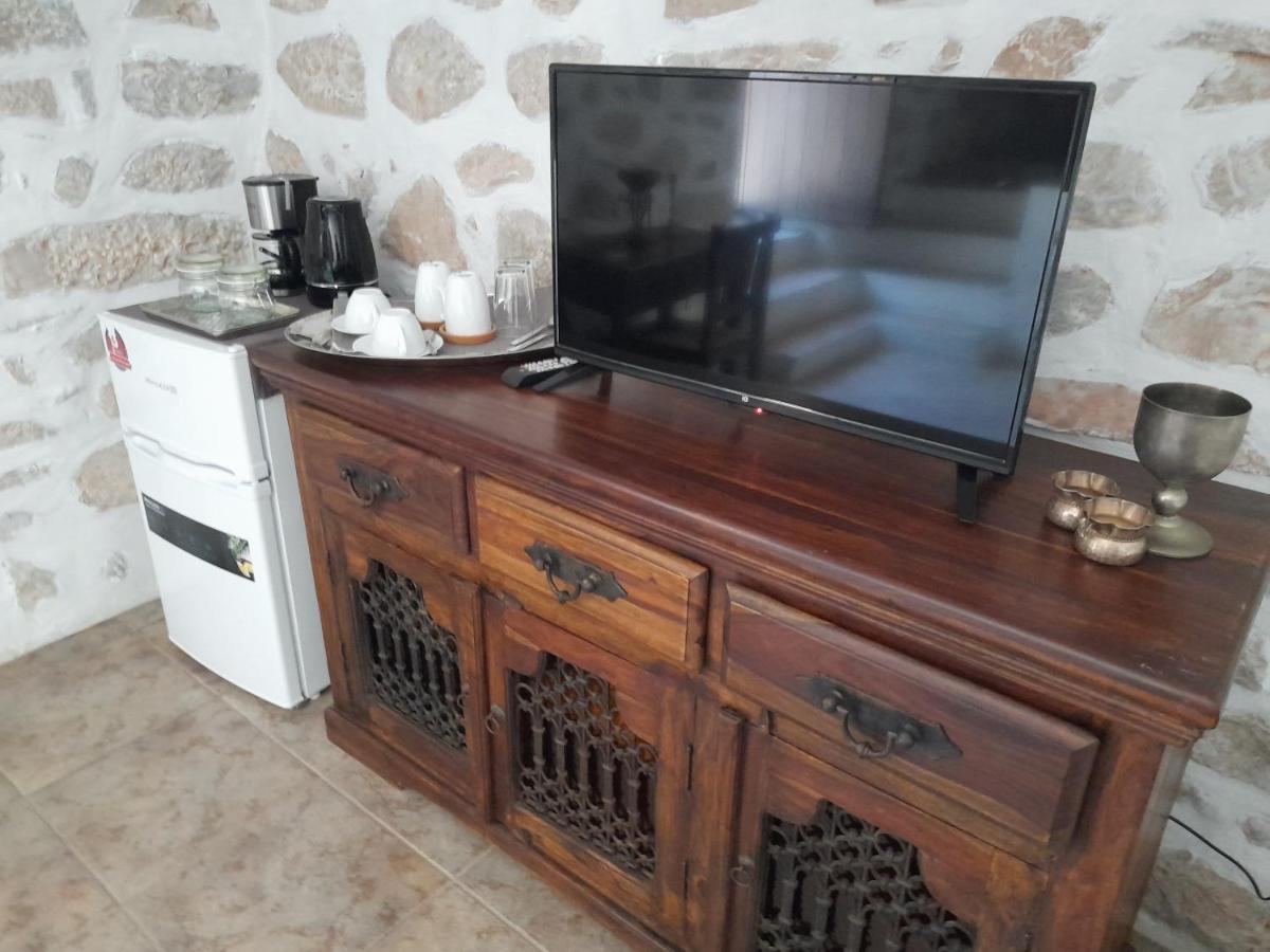 The Two Carob Trees, Traditional Stonehouse, Nikandri, Pirgos Diros Apartment Lefkias Exterior photo